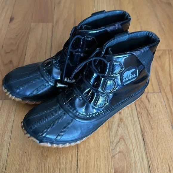 Sorel 6 Out and About black patent rubber winter boot great pre owned condition - Picture 2 of 6